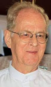 Julie Hollenbaugh's Instagram, Twitter & Facebook