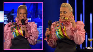 We did not find results for: Barbara Schoneberger So Geht Der Kunterbunte Esc Look Bildderfrau De