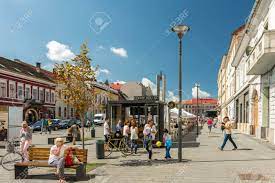 Finden sie leicht und schnell den nächstgelegenen lindt store in ihrer nähe oder dort, wo sie einen lindt store besuchen möchten. Cluj Napoca Rumanien 22 August 2014 Touristen Zu Fuss Downtown In Der Altstadt Von Cluj Napoca Lizenzfreie Fotos Bilder Und Stock Fotografie Image 34183962