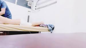 淫荡小骚货，男技师盲人按摩，精油推背揉奶，爽的呻吟勾引，按摩床上爆操，搞完再找女技师按摩- EPORNER