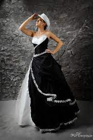 Brautkleid Schwarz Weiss Im Angesagten Westernlook Kleiderfreuden