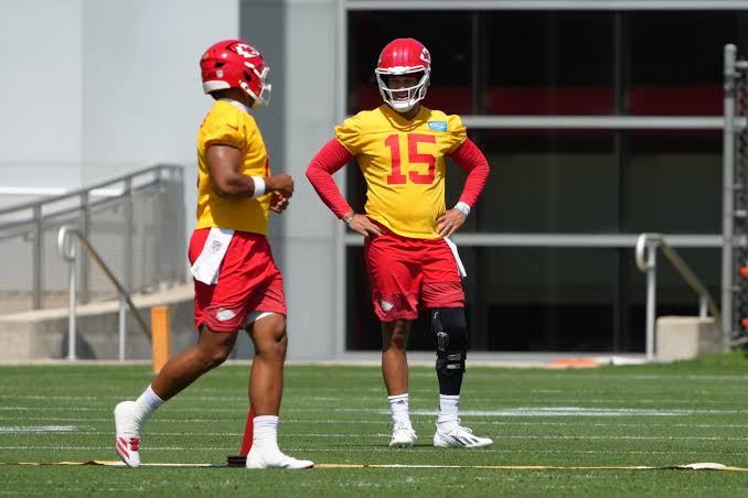 Chiefs, Patrick Mahomes agree to reworked deal worth more than a half- billion dollars - Chicago Sun-Times