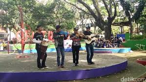Taman lainnya di bandung yang tak kalah keren untuk kita kunjungi adalah taman musik centrum. Saat Pengamen Jalanan Plago Unjuk Kebolehan Di Taman Musik Bandung
