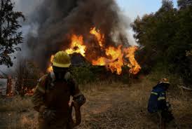 Δύσκολη νύχτα για τις επίγειες πυροσβεστικές δυνάμεις. 5ger9xaqjs6bkm
