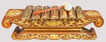 Terdapat beberapa alat musik kesenian tradisional yang terkenal, diantaranya jenis alat musik petik. Alat Musik Yogyakarta D I Yogyakarta