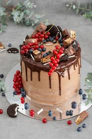 Den kuchen im ofen für weitere 50 minuten auf der zweiten schiene von unten backen. Saftige Schoko Drip Cake Mit Nutella Creme Und Fruchtfulle Baking Barbarine