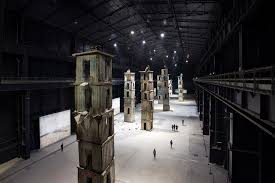 .anselm kiefer, mentre raccontava il proprio lavoro all'ombra dei suoi sette palazzi celesti. Pirelli Hangar Bicocca Lorenzo Palmieri