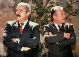 Nato a palermo nel quartiere della kalsa, dove vivono tra gli altri giovanni falcone e tommaso buscetta, paolo borsellino si laurea in giurisprudenza il 27 giugno 1962 all'età di 22 anni. Le Pietre Raccontano