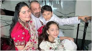 Sanjay Dutt Misses Wife Manyata And Kids Shares Adorable Family Picture Celebrities News India Tv