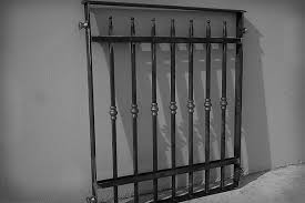 Progettiamo su misura le tue grate in ferro battuto per finestre fisse classiche o bombate (con pancia). Grate Di Sicurezza Su Misura Ironpartis Roma