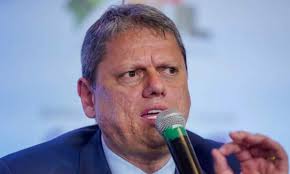 Tarcísio cassa aposentadoria de policiais que exigiam R$ 6 mil por RGs