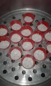 Mungkin masa tu, saya kecil lagi sebab saya tak dapat mengingatinya kecuali tahu tugas saya yang perlu mengisar tepung beras dan tepung beras pulut untuk dibuat kuih muih. Cara Buat Putu Piring Homemade Guna Acuan Lompang