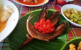Kaum melayu makan nasi lemak dengan telur kukus,timun,ikan bilis goreng dan sambal.tetapi kini pelbagai hidangan disajikan bersama nasi lemak seperti ayam,daging,sotong,udang,limpa dan hati lembu. 5 Makanan Khas Riau Paling Lezat Nomor 4 Bertekstur Lembut Dan Langka