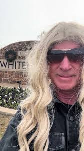 Back in my hometown #britneydeanadventures #britneydean #whitehouse #p...