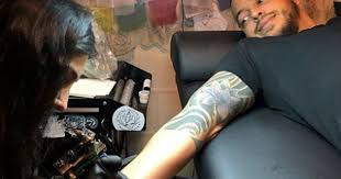 Does roxeanne hazes have tattoos? Anna Nooshin Zet Tattoo Bij Vriend Entertainment Telegraaf Nl