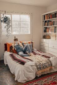 Its charm resides in its unfinished wood furniture, including the wooden palettes the bed is resting on, the bench at the foot of the bed, and the literal firewood resting by the bedside. 1001 Moderne Jugendzimmer Ideen Fur Kleine Raume Cozy Small Bedrooms Apartment Bedroom Decor Bedroom Diy