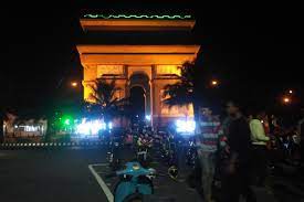 Jika dilihat sekilas monumen ini mirip selain itu pada saat malam hari akan ada tambahan keramaian sebab disini adalah lokasi sentral ekonomi. Simpang Lima Gumul Tempat Ngabuburit Favorit Warga Kediri Halaman All Kompas Com