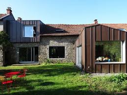 Modernite Assuree Pour Cette Maison Ancienne Zinc Pigmento Vmzinc France Facade Architecture Maison Moderne Renovation Maison Ancienne Maison Rennes