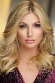 Lisa Enochs's Instagram, Twitter & Facebook