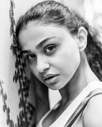 Safa Vaid's Instagram, Twitter & Facebook