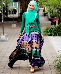 Meskipun keseruan foto itu nampak biasa, tetapi foto itu dapat mengganti mood kalian, dari yang awalnya murung dapat menjadi ceria ketika melihatnya. Desain Baju Muslim Modern Dian Pelangi Terbaru Casual Style Baju Muslim Gaya Busana Pakaian