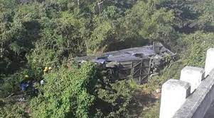 Cubavisión, cubavisión internacional y radio habana cuba transmitirán este programa a las 7:00 p.m. Diez Muertos Y 25 Heridos En Cuba Al Caer Un Bus De Un Puente Profesores Viajaban En El Vehiculo Accidentado El Comercio