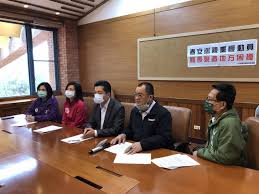近期本土疫情升溫，出現宜蘭不明感染源的群聚案，新北也有確診個案，今（11）日流行疫情指揮中心宣布，將防疫層級至二級，停辦室外 500 人以上，室內 100 人以上之集會活動。《nownews今日新聞》特別整理全台各縣市活動異動資訊一覽表。 ç–«æƒ…ä»åš´å³»æ°'é€²é»¨å®œè˜­ç¸£è­°æœƒé»¨åœ˜å'¼ç±²é¦–é•·æ‡‰æ¸›å°'èµ°æ˜¥æ´»å‹•æ›´æ‡‰è©²å¸¶é ­ç¤ºç¯„ å°–ç«¯æ–°èžç¶²cutting Edge News