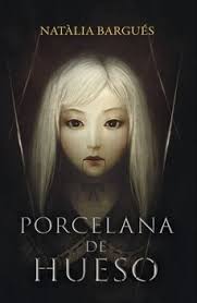 MALDICIÓN DE HUESOS (libro del 2025). Escrito por HARPER L. WOODS. ISBN  9788410085718