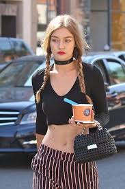 بالصور شاهدي أجمل تسريحات شعر جيجي حديد واستلهمي منها إطلالتك Fashion Moda Fashion Outfits