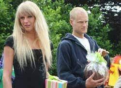 ^ annelien coorevits en olivier deschacht na 13 jaar uit elkaar نسخة محفوظة 13 أبريل 2020 على موقع واي باك مشين. Annelien Coorevits And Olivier Deschacht Dating Gossip News Photos