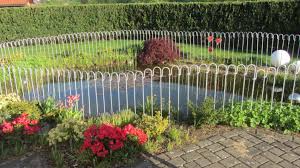 Ein Verzinkter Teichzaun Damit Die Kinder Nicht Ins Wasser Fallen Konnen Nun Ist Der Teich Gesichert Und Absolut Kindersicher Die Lie Teich Gartenteich Zaun
