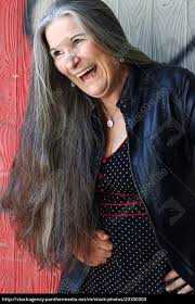 Diese zopffrisuren stehen jeder frau! Eine Laut Lachende Altere Frau Mit Langen Grauen Lizenzfreies Bild 23330303 Bildagentur Panthermedia
