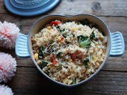 Siap dalam beberapa menit, nasi goreng telur merupakan hidangan pokok yang dapat dicampurkan dengan berbagai bahan tanpa batas dan memiliki rasa yang tidak pernah mengecewakan. Nasi Goreng Telur Yang Simple Azie Kitchen