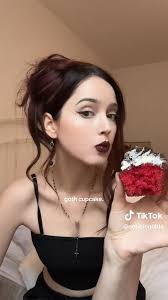 Goth cupcake, look good! 😋🥰