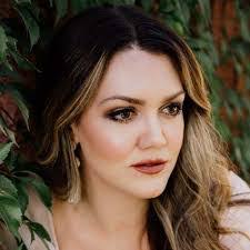 Mary Hollis's Instagram, Twitter & Facebook