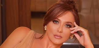 وظهرت سلاف فواخرجى ، بإطلالة جذابة بفستان أزرق محتشم وعلقت بالخرز الأزرق. Ø¨Ø§Ù„ØµÙˆØ±Ø© Ø³Ù„Ø§Ù ÙÙˆØ§Ø®Ø±Ø¬ÙŠ Ø±Ø§Ø¨Ø¹ ÙÙ†Ø§Ù†Ø© Ø¨Ø§Ù„Ø­Ø¬Ø§Ø¨ Ø®Ù„Ø§Ù„ ÙŠÙˆÙ…ÙŠÙ†