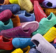Entdecke unsere adidas superstar schuhkollektion in weiß für männer, frauen und kinder. Suelovesnyc Sneaker Battle Stan Smith Vs Superstar Suelovesnyc
