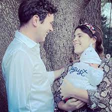 Princesa eugenie e marido jack brooksbank em foto com o filho august philip, divulgada em 20 de fevereiro de 2021 reprodução/twitter/@royalfamily august philip hawke brooksbank foi o nome escolhido pela princesa eugenie da inglaterra para batizar seu filho, nascido no início do mês. Princesa Eugenie Compartilha Novas Fotos Do Filho Recem Nascido O Melhor Presente Que Eu Poderia Pedir Monet Celebridades