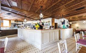 Arredare un bar non è semplice come potrebbe sembrare, perché bisogna tenere in considerazione tanti fattori e soprattutto le tendenze del momento, per se hai qualche minuto a disposizione, potresti trovare spunti utili per arredare un bar che riscuota successo e che attiri sempre molta clientela. Come Arredare Un Bar Idee E Consigli Di Esperti Maculan Arredo Bar
