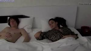 ام نائمة عارية و مغرية تدعل ابنها يهيج رغما عنه و ينيكه