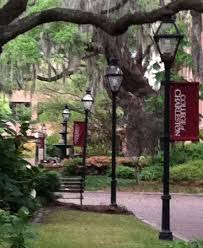 Check spelling or type a new query. Gas Lamps Spanish Moss And Oak Trees On College Way College Of Charleston Bild Von Charleston Kuste Von South Carolina Tripadvisor
