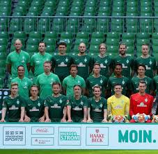 Herzlichen glückwunsch zum geburtstag!#werder | #werderlz. Werder Bremen Auf Diesem Teamfoto Verstecken Sich Zwei Spassvogel Welt