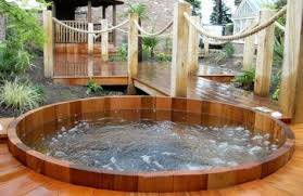 Entspannende Badewanne Im Garten Geniessen Garten Hot Tub Garden Hot Tub Deck Und Jacuzzi Outdoor
