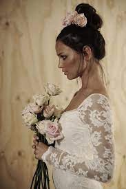 30 Top Knot Bun Wedding Hairstyles That Will Inspire With Tutorial Hochzeitsfrisuren Brautkleid Lange Armel Brautjungfern