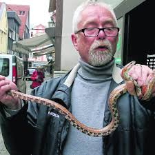 Schlange liegt vor Laden in Innenstadt von Hann. Münden