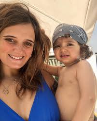 A cantora publicou uma fotografia da sua barriga e explicou aos seguidores: Gravida Do Terceiro Carolina Deslandes Confessa Querer Mais Filhos