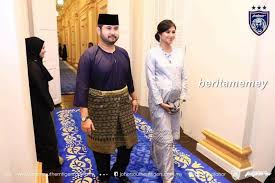 Pertama, nama tersebut berasal dari bahasa arab, sehingga tidak termasuk di dalamnya setiap nama 'ajam (asing/non arab), campuran, ataupun diserap ke dalam lisan arab. Foto 8 Gambar Baby Bump Che Puan Khaleeda Isteri Tmj Mengandung Cahaya Mata Kedua Berita Memey
