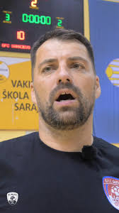 Mensurov "mali" je imao ocito tesku noc, pa je ubio oko na putu do  Bijeljine, sto je na kraju mozda i presudilo, jer su se nasi igraci  organizovali i uplatili sergiju! Ekskluzivno