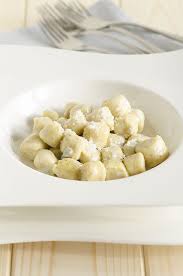 Per semplificare si possono definire come piccoli pezzi di impasto, solitamente di forma tondeggiante. Gnocchi Di Farina Di Mais Precisamente Con Avanzi Di Polenta E Conditi Con Il Gorgonzola Polenta Ricette Idee Alimentari