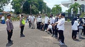 Check spelling or type a new query. Kegiatan Keramaian Di Nganjuk Makin Banyak Polisi Ingatkan Warga Waspada Penularan Surya